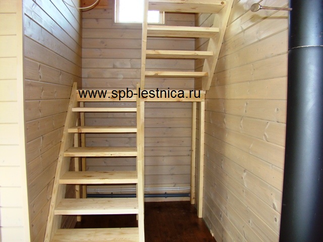 деревянная лестница с площадкой