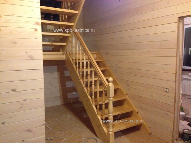 деревянная лестница с площадкой