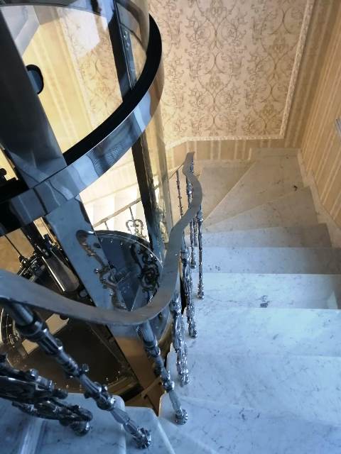 облицовка ступеней лестницы мрамором с кованным ограждением