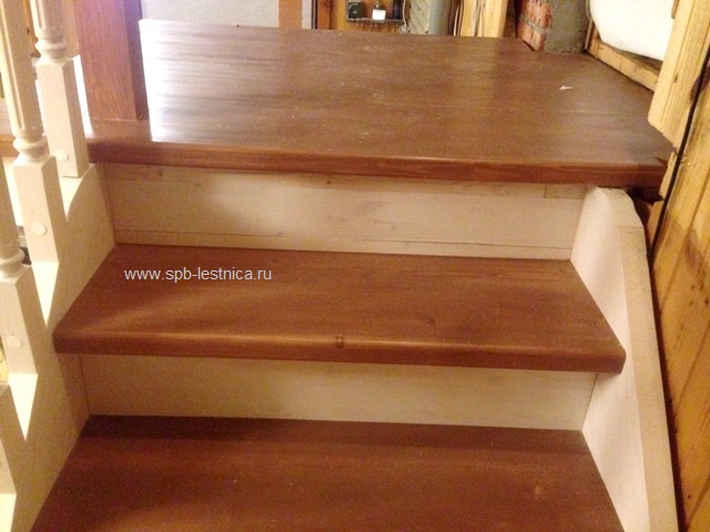 деревянная лестница на 2 этаж дачного дома