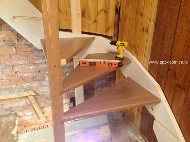 деревянная лестница на 2 этаж дачного дома