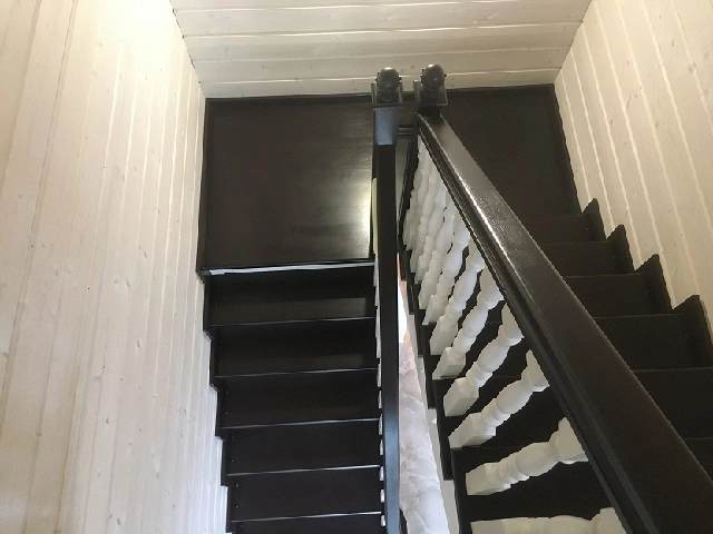 лестница с гнутыми перилами и пригласительными ступенями