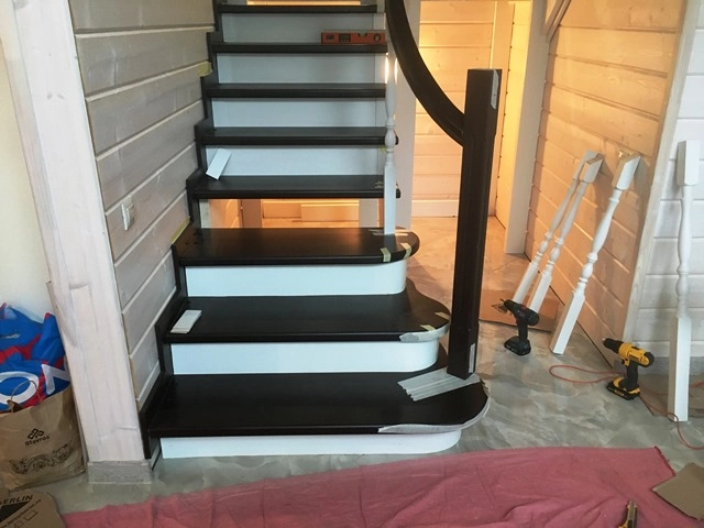 лестница с гнутыми перилами и пригласительными ступенями