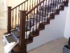 бетонная лестница ступени из дуба и кованное ограждение