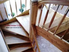 лестница из дуба с забежными ступенями