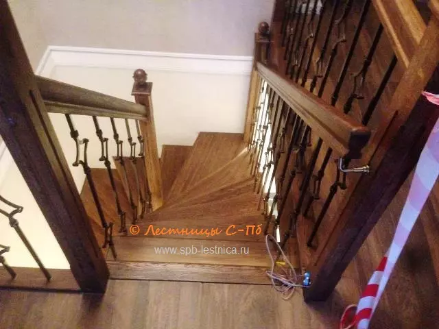 отделка металлической лестницы дубом
