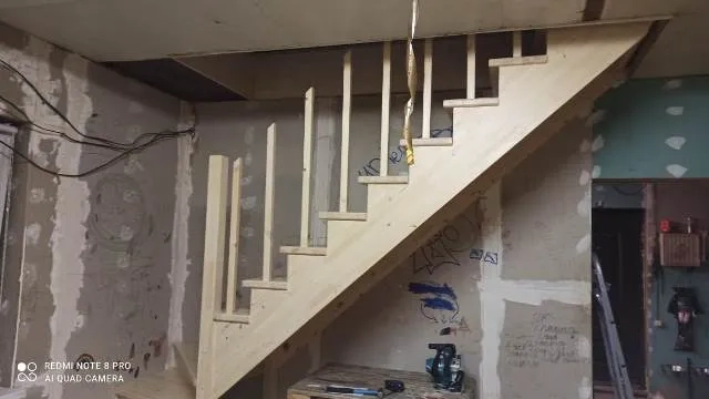 лестница забежная из сосны