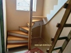 лестница из сосны на 180 с забежными ступенями