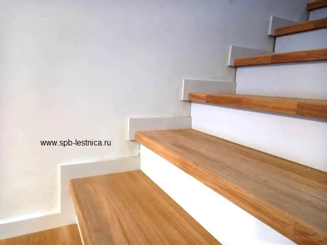 облицовка бетонной лестницы ступенями из дуба