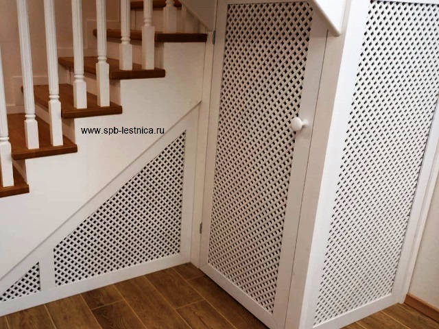 шкаф под лестницей
