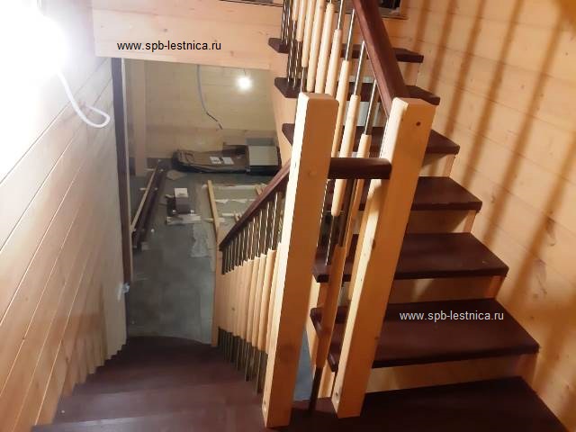 лестница на второй этаж дома с оригинальным ограждением