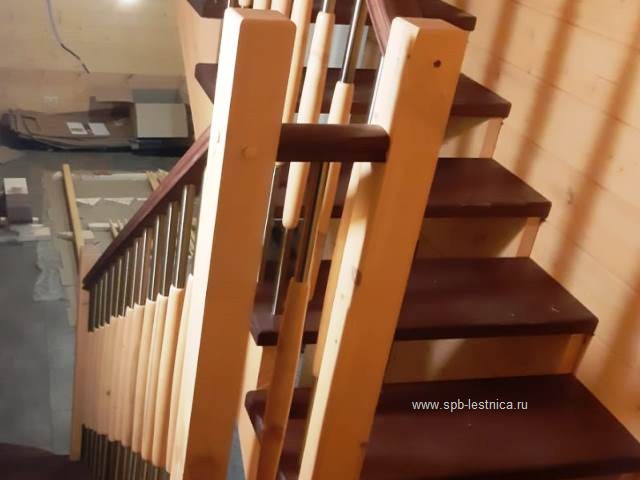 лестница на второй этаж дома с оригинальным ограждением