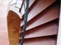 лестница со ступенями из дуба и кованным ограждением