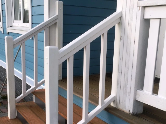 лестница к дому с ограждением