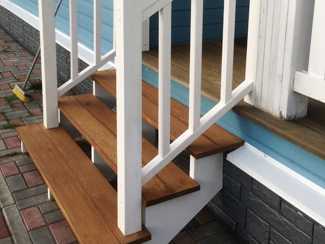лестница к дому с ограждением