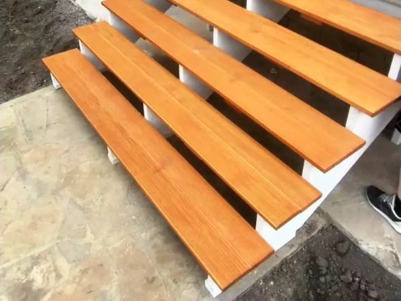 деревянная лестница на террасу дома