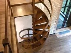 круглая лестница из дуба