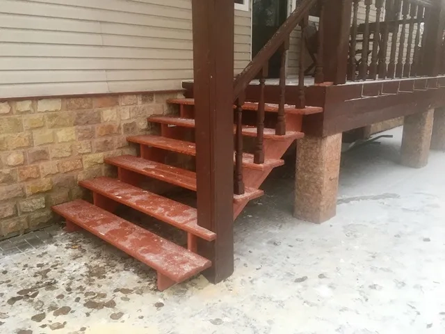 лестница из лиственницы на террасу дома