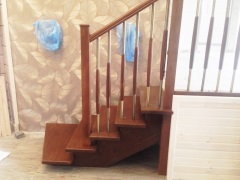 небольшая лестница из сосны и бука