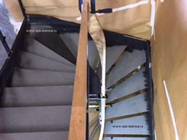 монтаж ступеней и гнутого поручня из ясеня на каркас металличекой лестницы