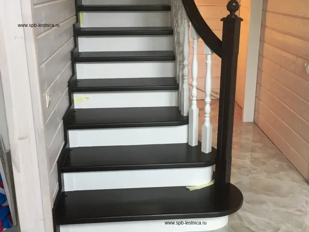 лестница с 3 пригласительными ступенями и поворотным поручнем