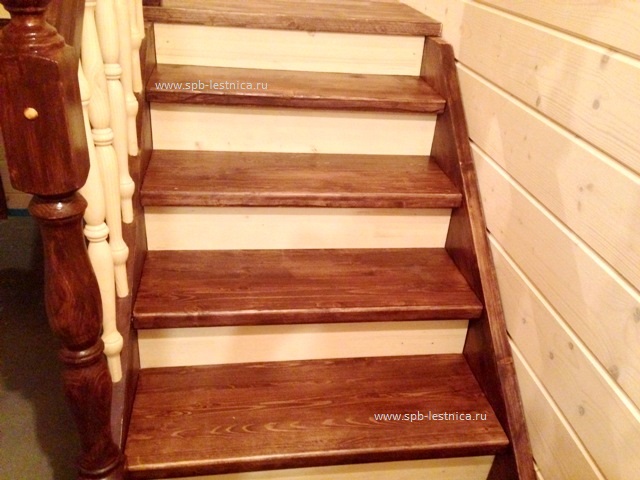 установленная лестница на второй этаж дома