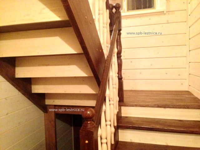 установленная лестница на второй этаж дома