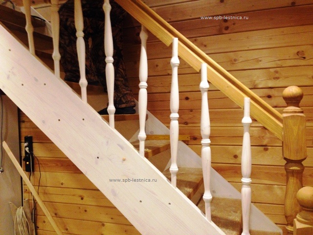 деревянная лестница с покраской, фото изготовления под ключ