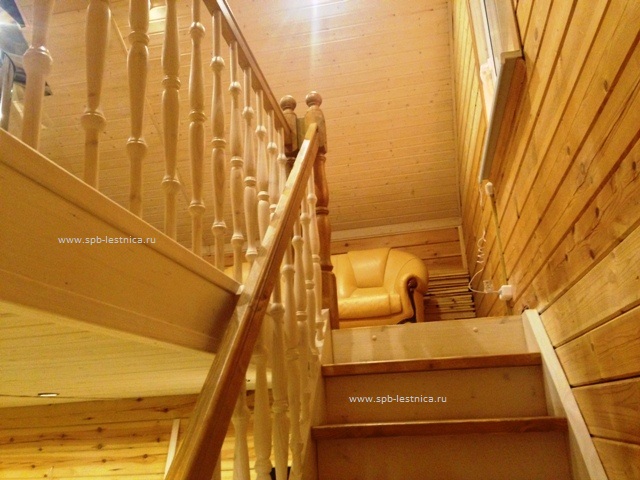 деревянная лестница с покраской, фото изготовления под ключ