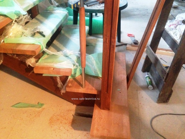изготовление деревянной лестницы на косоуре