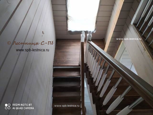 лестница с подсветкой, с 4 пригласительными ступенями и поворотным поручнем