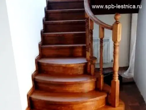 поворотные перила для деревянной лестницы