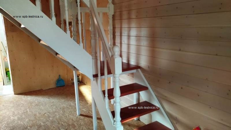 лестница с площадкой на 90 градусов сделана из сосны