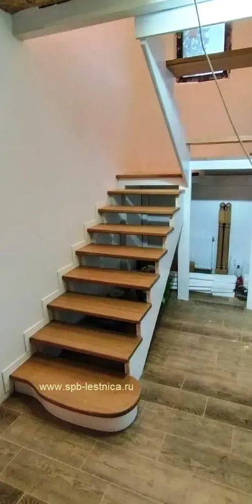 деревянная лестница из лиственницы