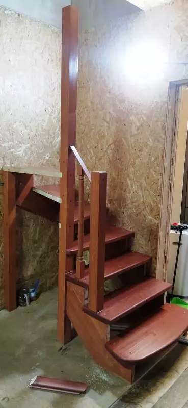 лестница из сосны с поворотом на 90 градусов