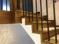 отделка бетонной лестницы дубом с ограждением по дизайн проекту