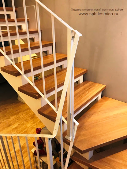 обшивка каркаса лестницы ступенями из бука и монтаж поручней