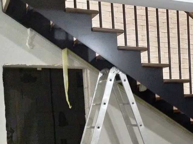 облицовка лестницы на металлическом каркасе деревом из березы