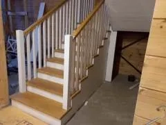 отделка лестницы из металла сосной