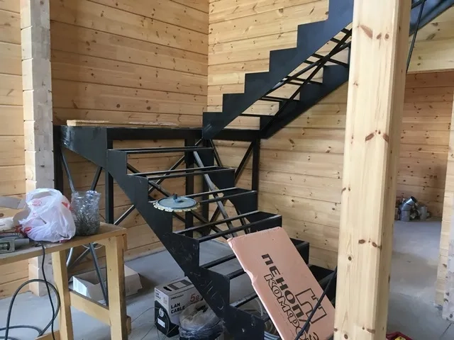 отделка лестницы из металла