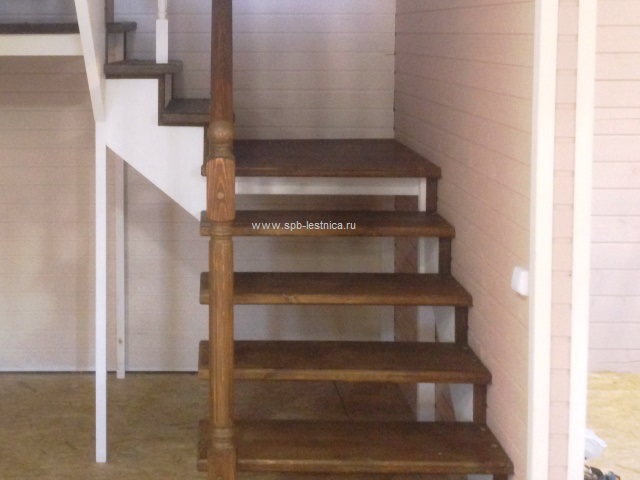 лестница с 2 площадками на 180 градусов сделана из сосны