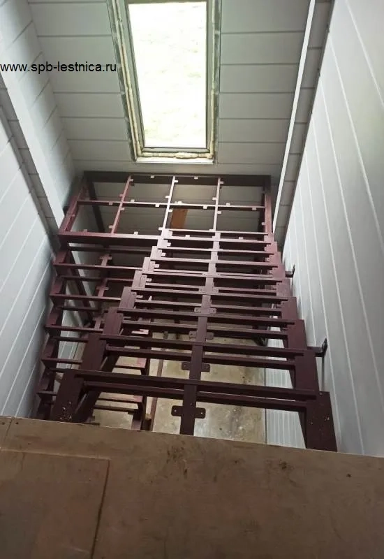металлическая лестница на 180 градусов с площадкой