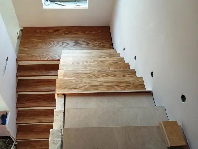 дизайнерская отделка лестницы из металла