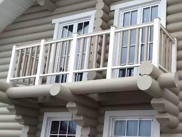 деревянное ограждение балкона дома