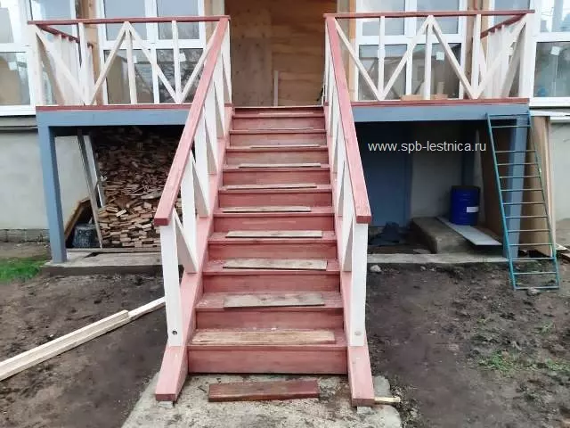 деревянное ограждение терассы дома