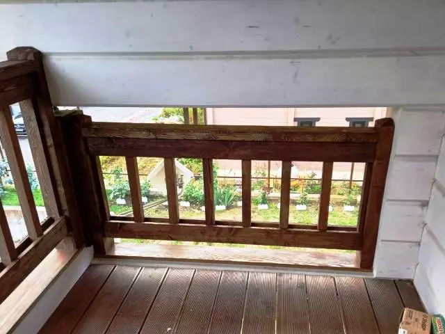 ограждение балконов дома из лиственницы