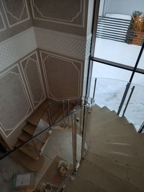 облицовка лестницы из бетона плиткой со стеклянным ограждением