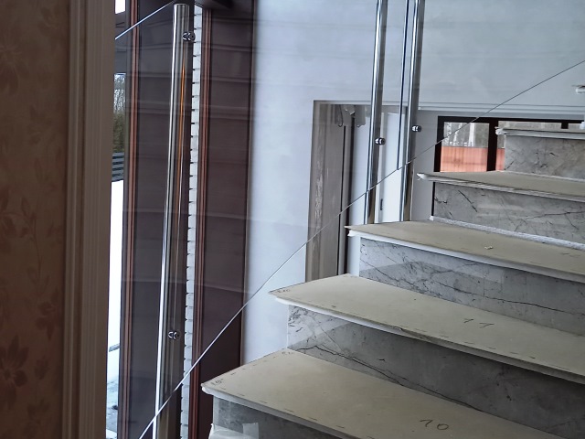 отделка бетонной лестницы плиткой со стеклянным ограждением