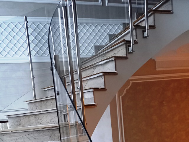 отделка бетонной лестницы плиткой со стеклянным ограждением