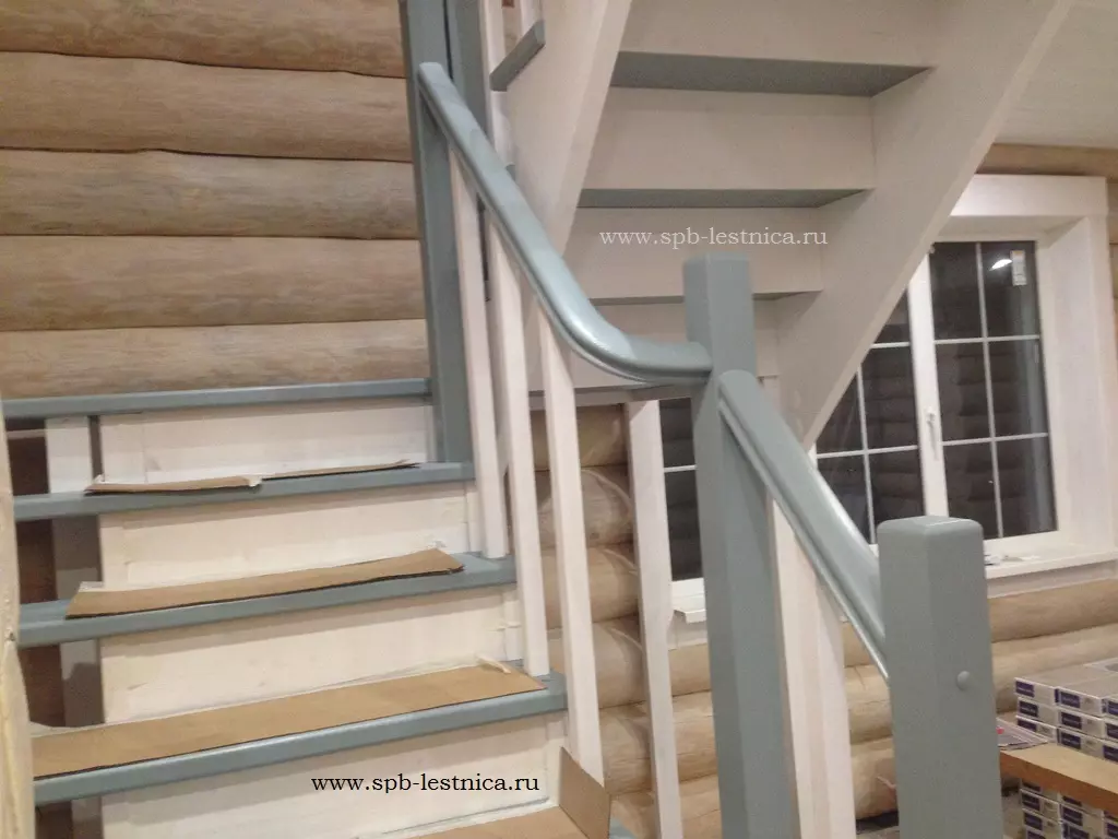 лестница из сосны на 2 этаж дома из бревна